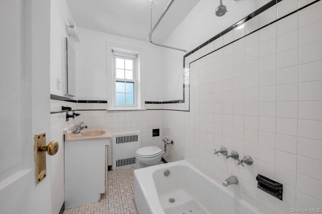 19 Schenck Avenue 1G, Great Neck, NY 11021