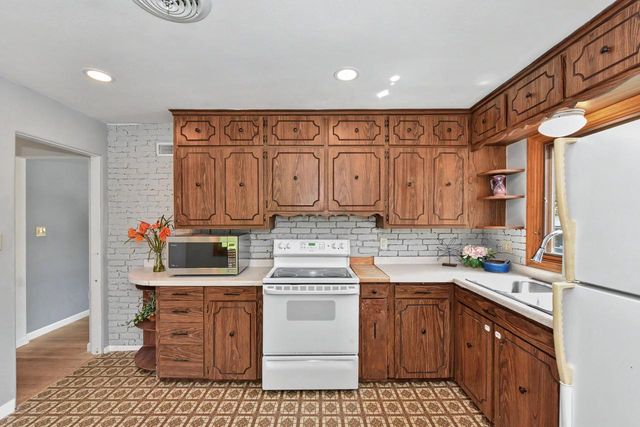 457 W 5th STREET, Oconomowoc, WI 53066