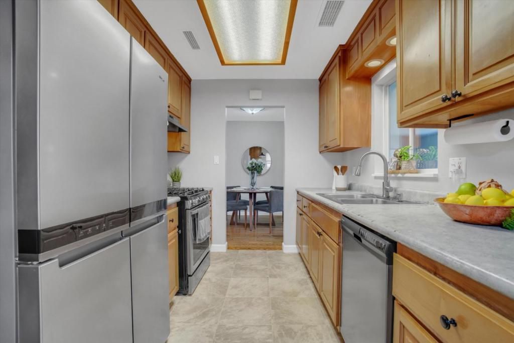 Image 4 of property listing at 24557 Pontiac Street, Hayward, CA 94544