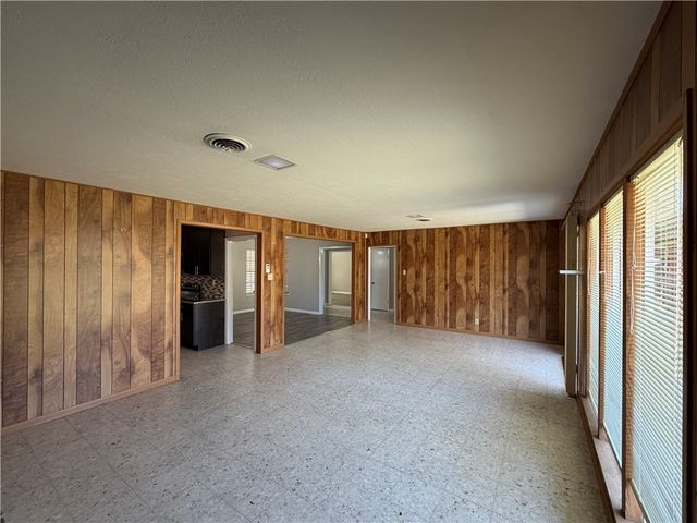 749 Burkshire Dr, Corpus Christi, TX 78412