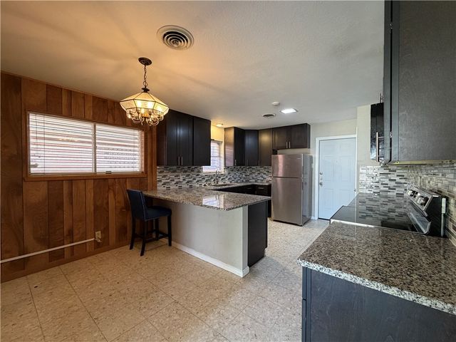 749 Burkshire Dr, Corpus Christi, TX 78412