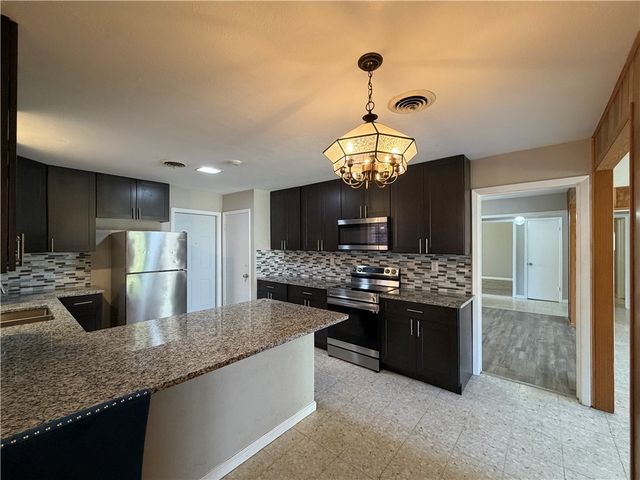 749 Burkshire Dr, Corpus Christi, TX 78412