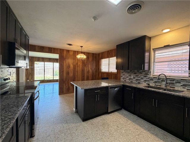 749 Burkshire Dr, Corpus Christi, TX 78412