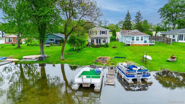 656 Lawson Drive, Orion Charter Township, MI 48362