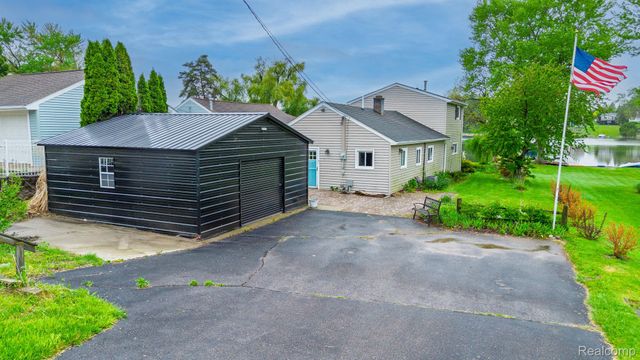 656 Lawson Drive, Orion Charter Township, MI 48362