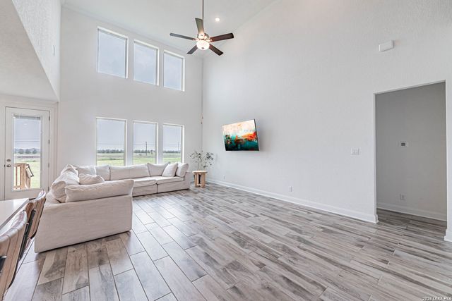 109 WILLOW OAK TRL, Floresville, TX 78114