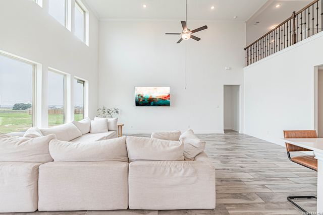109 WILLOW OAK TRL, Floresville, TX 78114