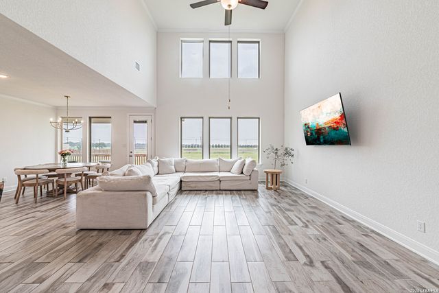 109 WILLOW OAK TRL, Floresville, TX 78114