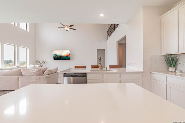 109 WILLOW OAK TRL, Floresville, TX 78114