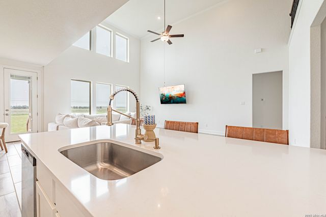109 WILLOW OAK TRL, Floresville, TX 78114