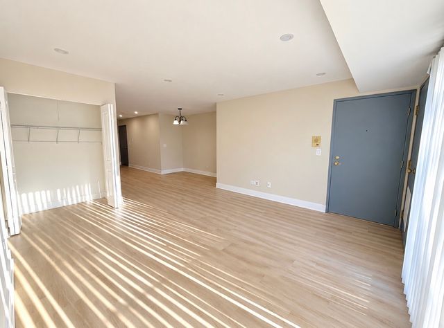 381 OAK TRAILS Road 201, Des Plaines, IL 60016