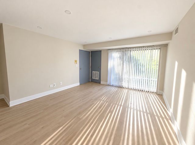 381 OAK TRAILS Road 201, Des Plaines, IL 60016