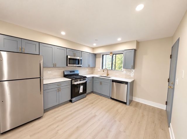 381 OAK TRAILS Road 201, Des Plaines, IL 60016