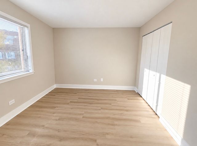 381 OAK TRAILS Road 201, Des Plaines, IL 60016