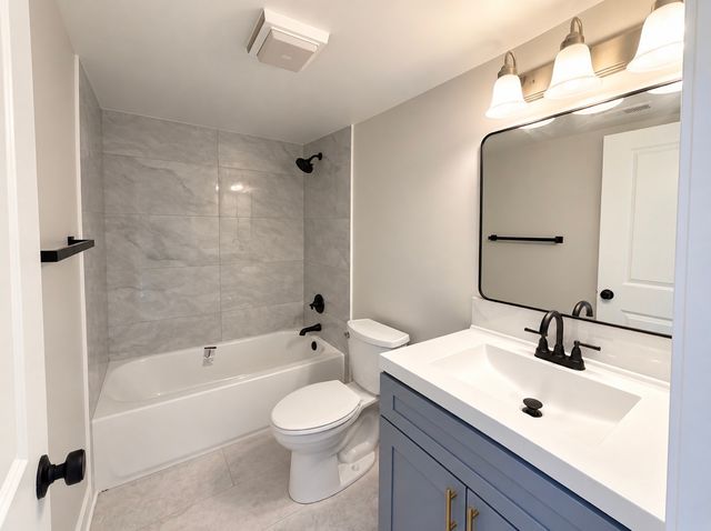 381 OAK TRAILS Road 201, Des Plaines, IL 60016