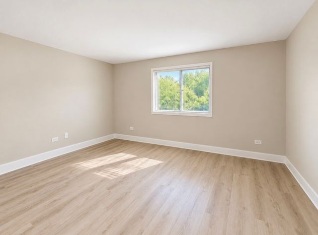 381 OAK TRAILS Road 201, Des Plaines, IL 60016
