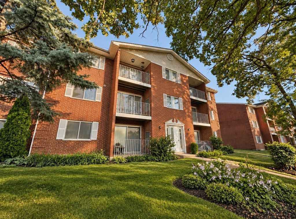 381 OAK TRAILS Road 201, Des Plaines, IL 60016