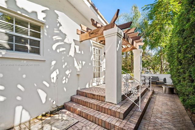 300 Manor Pl, Coral Gables, FL 33133