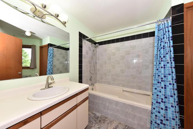 2975 Bogey LANE, Slinger, WI 53086