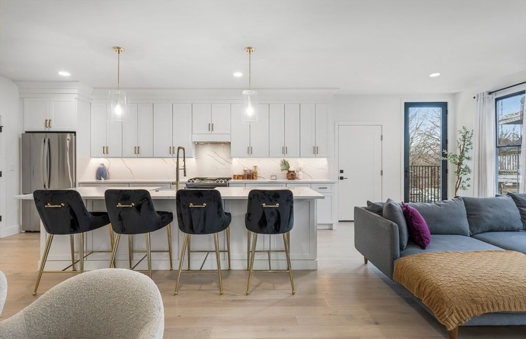 839 Saratoga St 3A, Boston, MA 02128