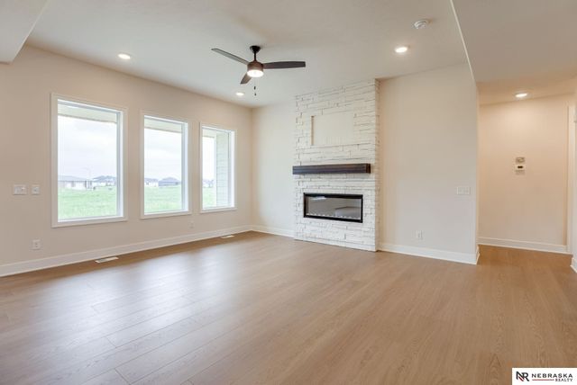 8704 Legacy Street, Papillion, NE 68046