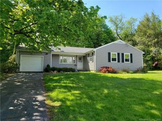 39 Sunrise Avenue, Trumbull, CT 06611