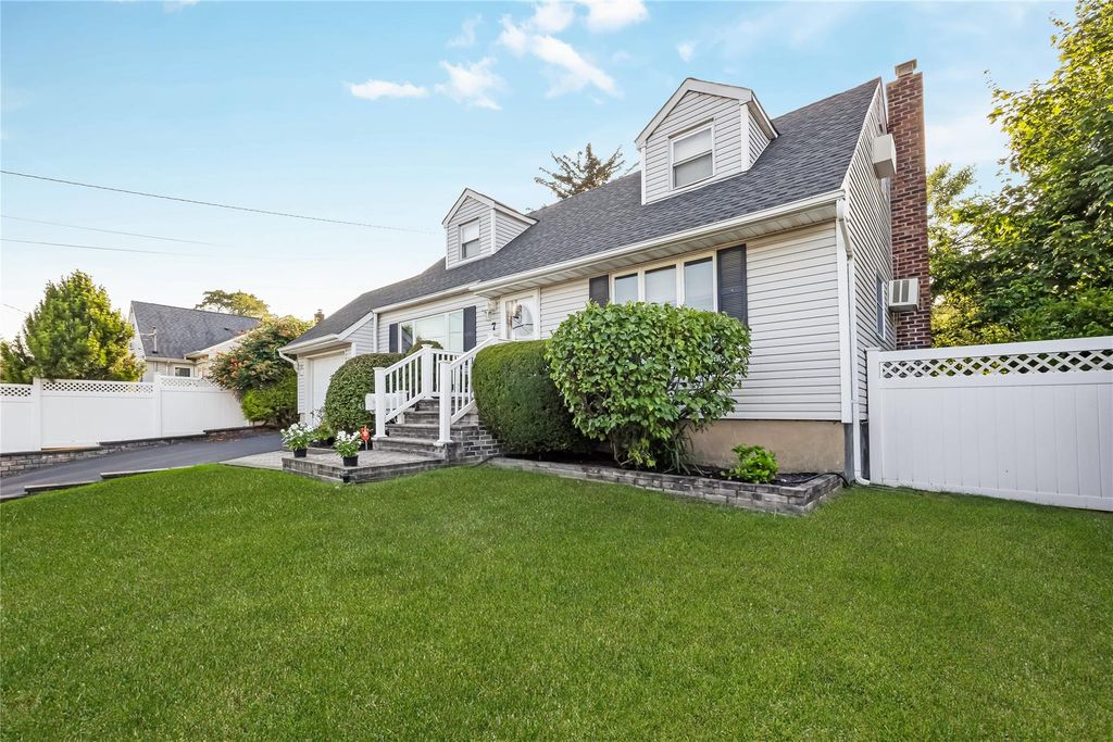 7 Frank Avenue, Farmingdale, NY 11735