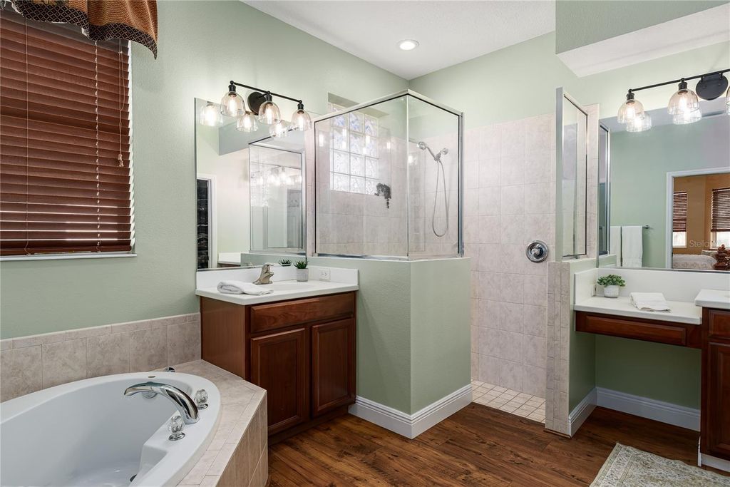 Image 25 of property listing at 6552 TAILFEATHER WAY, Bradenton, FL 34203