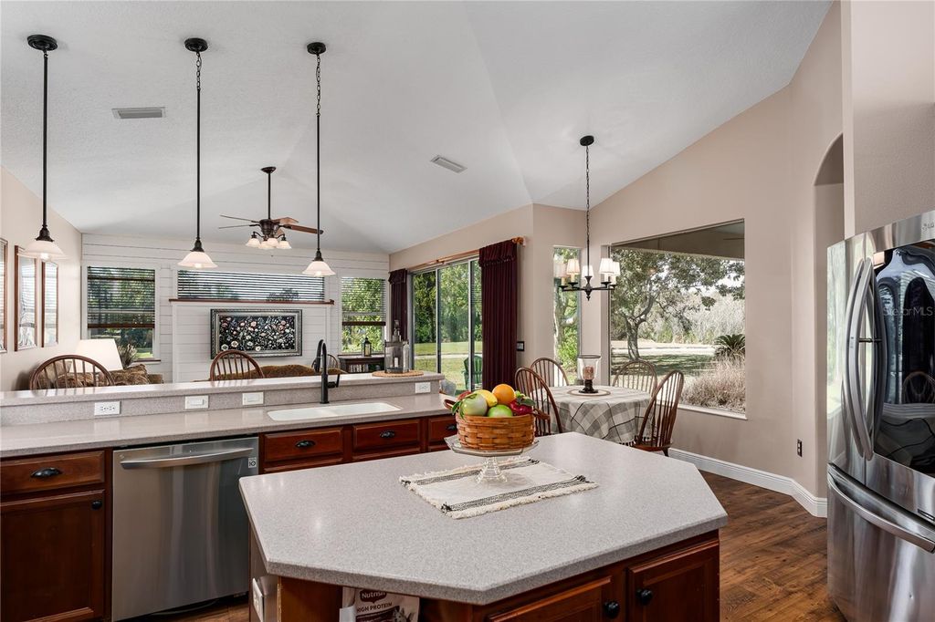 Image 6 of property listing at 6552 TAILFEATHER WAY, Bradenton, FL 34203