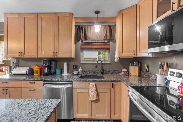 280 Carmel Woods Drive, Ballwin, MO 63021