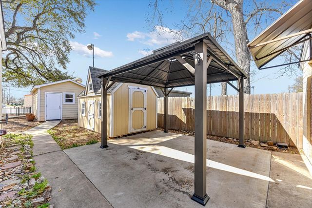 318 NW Loop 230 Highway, Smithville, TX 78957