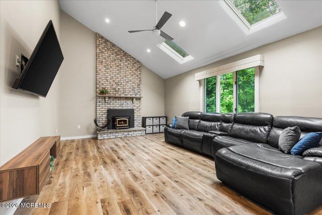 26 Ruset Lane, Farmingdale, NJ 07727