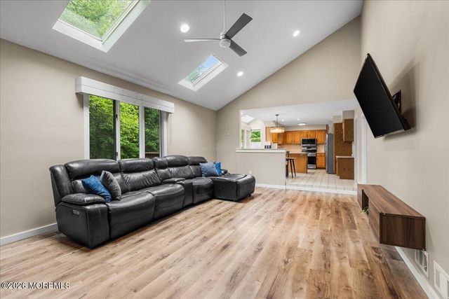 26 Ruset Lane, Farmingdale, NJ 07727