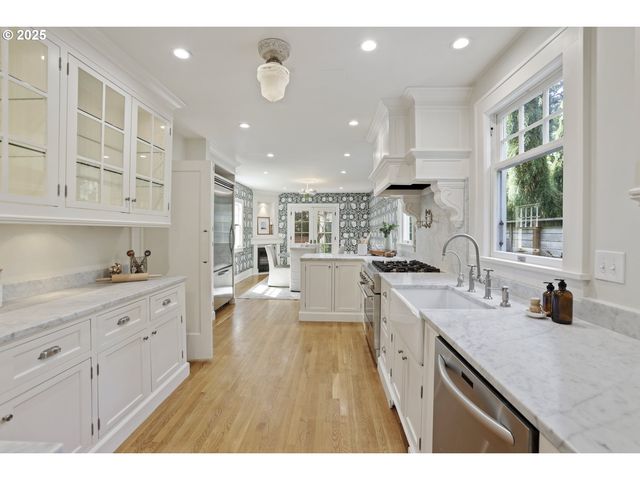 1805 Sw ELIZABETH St, Portland, OR 97201
