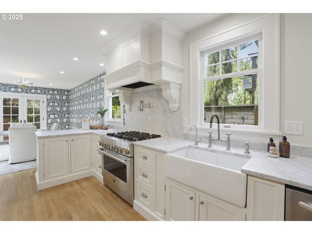 1805 Sw ELIZABETH St, Portland, OR 97201