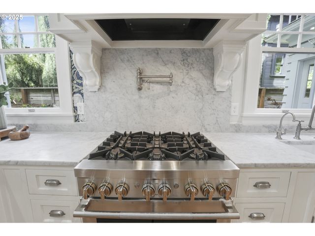 1805 Sw ELIZABETH St, Portland, OR 97201