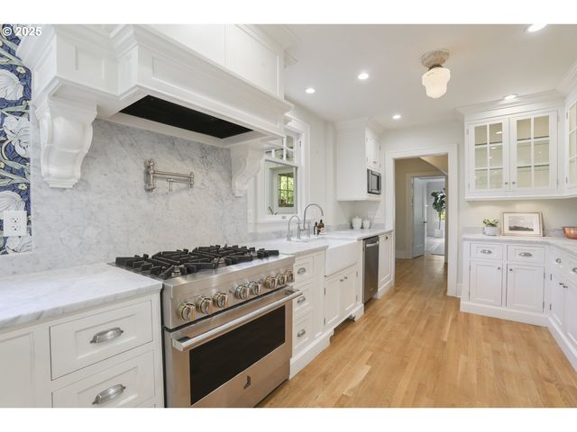 1805 Sw ELIZABETH St, Portland, OR 97201