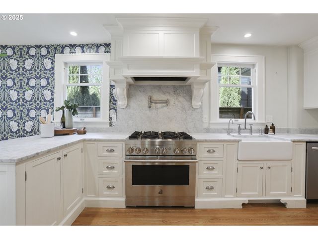 1805 Sw ELIZABETH St, Portland, OR 97201