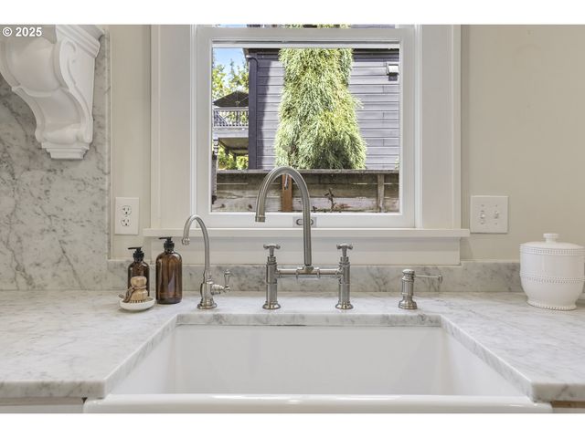 1805 Sw ELIZABETH St, Portland, OR 97201