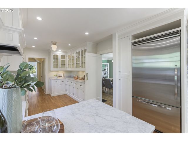 1805 Sw ELIZABETH St, Portland, OR 97201