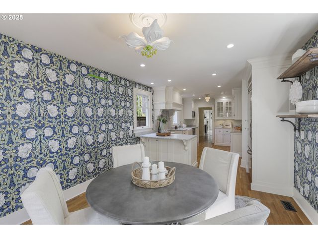 1805 Sw ELIZABETH St, Portland, OR 97201