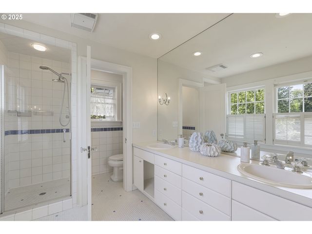 1805 Sw ELIZABETH St, Portland, OR 97201