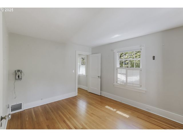 1805 Sw ELIZABETH St, Portland, OR 97201