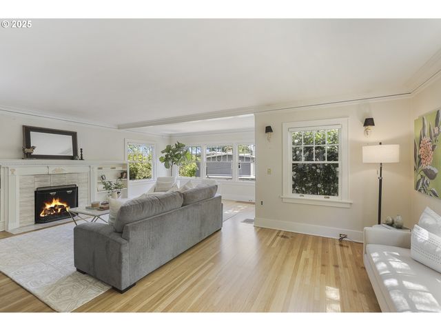 1805 Sw ELIZABETH St, Portland, OR 97201