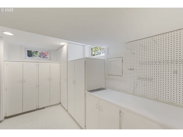 1805 Sw ELIZABETH St, Portland, OR 97201
