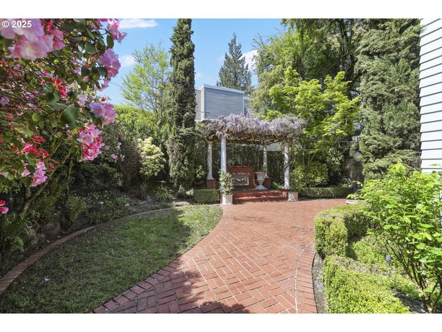 1805 Sw ELIZABETH St, Portland, OR 97201