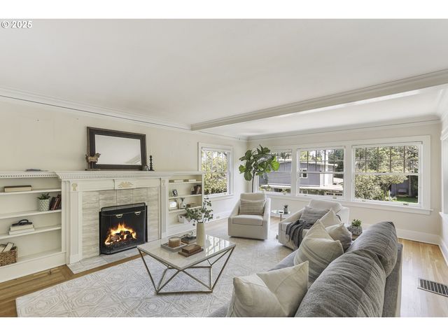 1805 Sw ELIZABETH St, Portland, OR 97201