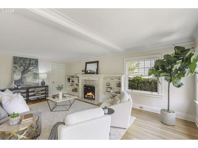 1805 Sw ELIZABETH St, Portland, OR 97201