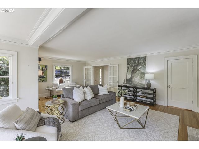 1805 Sw ELIZABETH St, Portland, OR 97201