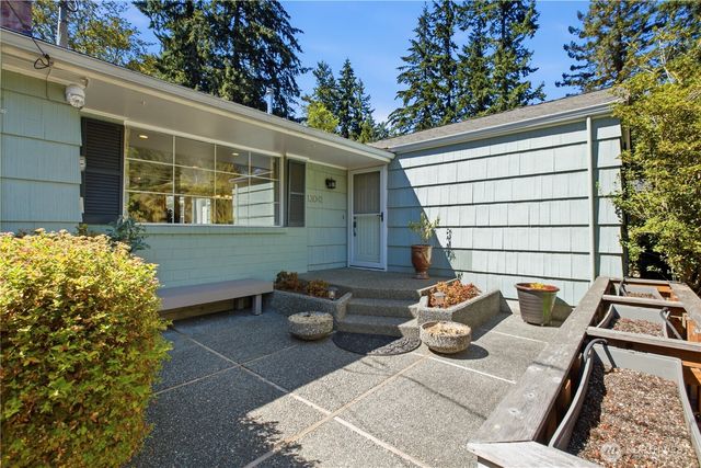 13041 25th Avenue NE, Seattle, WA 98125